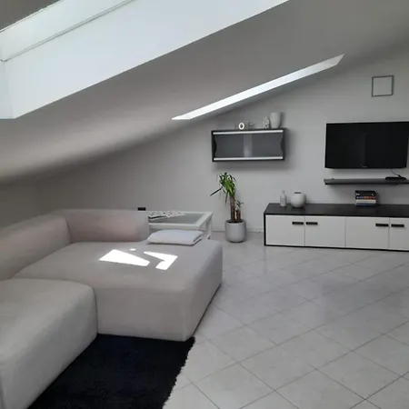 Mansarda Massimo Appartement Intra